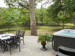 So Peaceful: Hot tub, BBQ, Sleeps 11 - Image 3