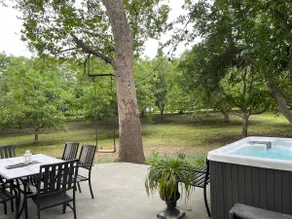 So Peaceful: Hot tub, BBQ, Sleeps 11 - Image 2