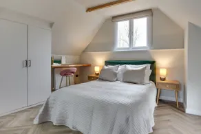 3 Ensuite Bedrooms, Large Garden and Private Drive - Image 4
