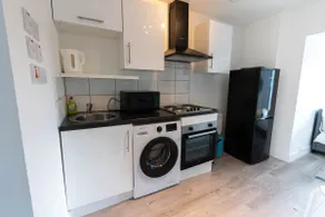 Flat 03 Studio flat near Aylesbury Station Free Parking - Image 3