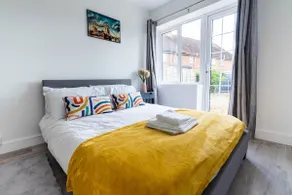Flat 03 Studio flat near Aylesbury Station Free Parking - Image 2