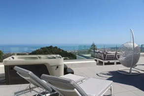 Luxury penthouse with hot tub & infinity pool - Image 1
