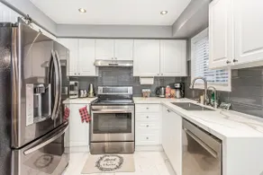 Contemporary 5 Bedroom home in central Toronto - Image 5