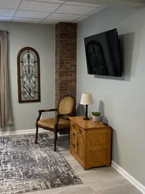 Newly remodeled apartment with free onsite parking - Image 2
