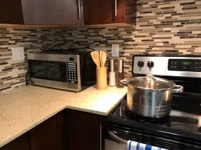 Beautiful 5 star 2 bd suite near bus&shopping - Image 4