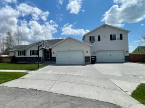 NEW* Journee Home *2 stry playhouse *fenced *pets - Image 3