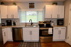 Cheerful 3 bedroom fully renovated cottage home - Image 3