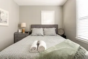 Cheerful 3 bedroom fully renovated cottage home - Image 5