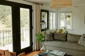 Bright Urban Cottage between Airport & Downtown - Image 3