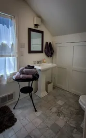 Charming Loft near Children's Hospital & U-Village - Image 5