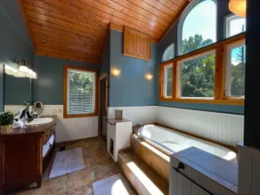 Tranquil & Charming Hideaway ♛ King Bed ♛ Hot Tub - Image 4