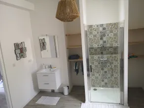 large 3 bedroom with private bathroom per bedroom - Image 4