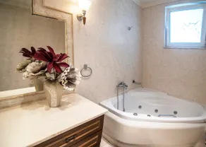 Akrata's Elegant Luxury Suite - Image 4