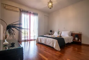 Akrata's Elegant Luxury Suite - Image 2