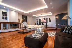 Akrata's Elegant Luxury Suite - Image 5