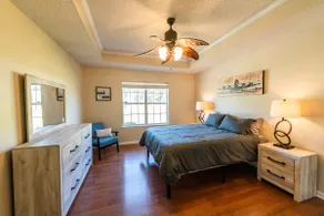 Comfy 3-bed/2-bath home with garage & large yard - Image 4