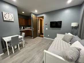 Private Guest House: King Sized Bed W/Own Entrance - Image 4
