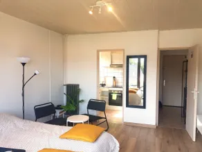 Bright studio with balcony, city center - Image 3