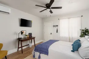 Cozy studio w/ kitchenette AC, free street parking - Image 5