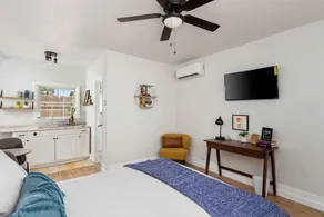 Cozy studio w/ kitchenette AC, free street parking - Image 2