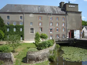 Cosy apartment in a riverside mill - Image 2