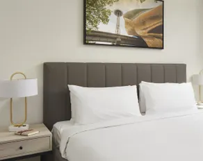 Level Seattle - Luxurious One Bedroom Suite - Image 4