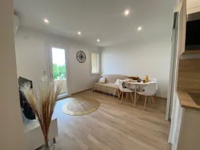 Beautiful 2 bedroom apartment! Great location - Image 2