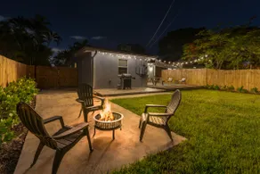 KING Bed & Mini Golf, Pet Friendly! Cowboy Pool Close to Beach Airport & Zoo BBQ - Image 3