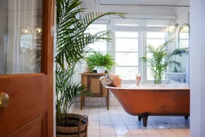 Sunlit 1 BR APT w/ reading nook & clawfoot bath - Image 4