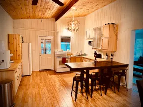 Comfortable 3 bedroom cabin with lake access! - Image 3