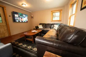 Rocky Ledge: Cozy Pet-Friendly 3BR Log Cabin - Image 5
