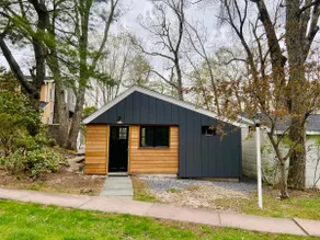 Beautifully Renovated Woodstock Cottage with Sauna - Image 5