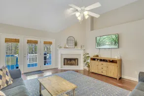 Family friendly, private patio & backyard - Image 4