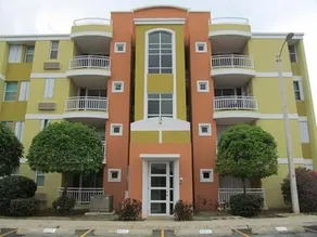 Sunny 2-bedroom condo by the beach\n - Image 3