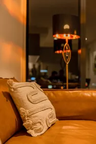 Pure Luxury Modern Apt Heart of CBD Lev 24 - Image 2