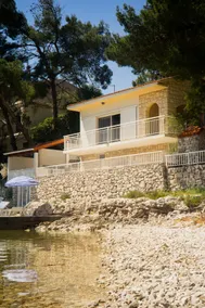 Attractive house by the sea - spacious wooded property - Image 4