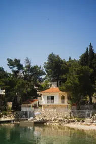 Attractive house by the sea - spacious wooded property - Image 2