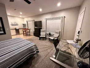 Beautiful Studio on top floor in Willis - Image 2