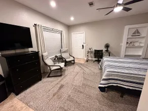 Beautiful Studio on top floor in Willis - Image 3