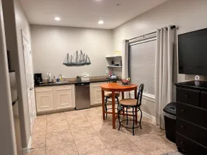 Beautiful Studio on top floor in Willis - Image 5