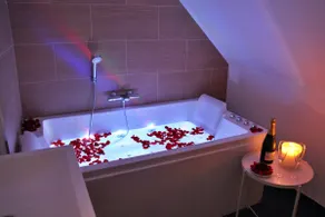 House near the beach with private HOT TUB – Starboard - Image 2