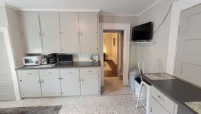 Vintage One Bedroom with Living/Kitchen - Image 4