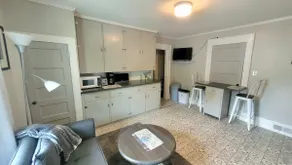 Vintage One Bedroom with Living/Kitchen - Image 5