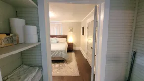 Vintage One Bedroom with Living/Kitchen - Image 3