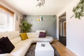 Charming semi-detached in an exclusive cul de sac - Image 3