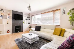 Charming semi-detached in an exclusive cul de sac - Image 2