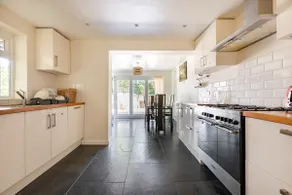 Charming semi-detached in an exclusive cul de sac - Image 4