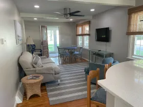 Cozy 2 Bedroom Cottage with Private Beach Access - Image 2