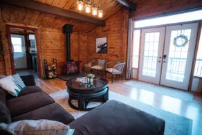 Beautiful Log Cottage: Glass Room, Hot Tub & Sauna - Image 4