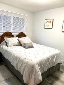1 bedroom guest house, 2 min. walk to lake. - Image 4